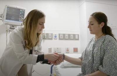 Кодирование Аквилонг в Сортавале Врач держит пациентку за руку